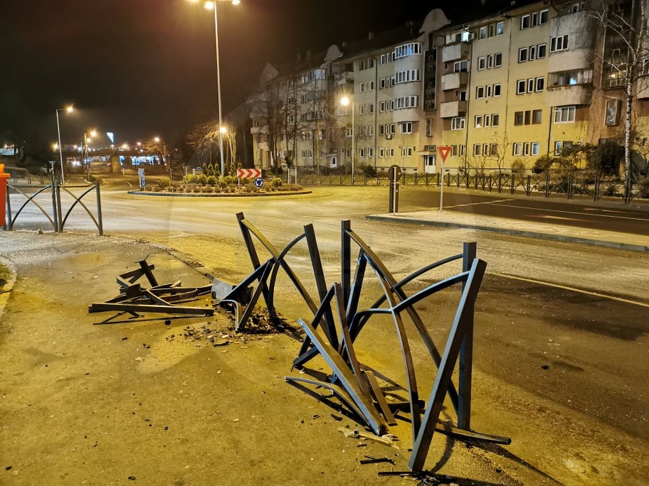 FOTO. Accident la Kaufland, pe B-dul Coandă. Mașina, în gardul de protecție