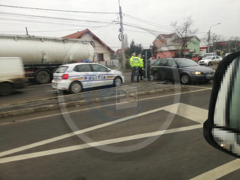 FOTO. Accident pe Drumul Careiului. Impact între automobil și autoutilitară