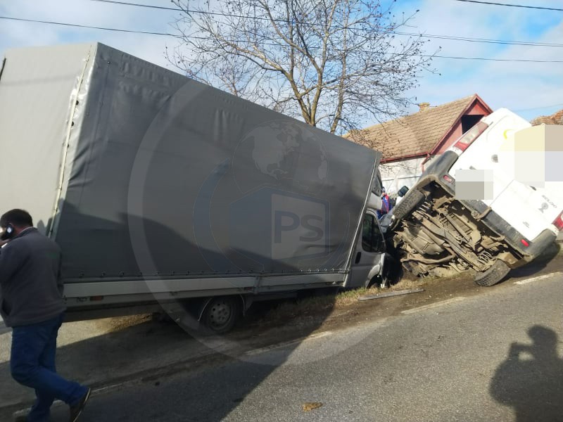 FOTO. Un curier grăbit s-a ales și cu răni și cu dosar penal. Accident pe DN19
