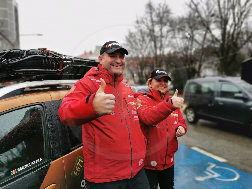 FOTO/VIDEO. Aplauze și îmbrățișări pentru soții Bertici. Au ajuns cu bine acasă