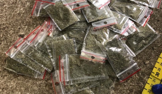 FOTO. Sătmărean reținut în flagrant pentru că vindea droguri. Cu cântarul, ca la piață