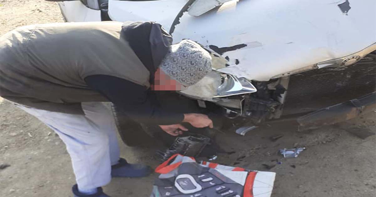 FOTO. Accident urmat de furt. Mașină avariată, furată pe bucăți