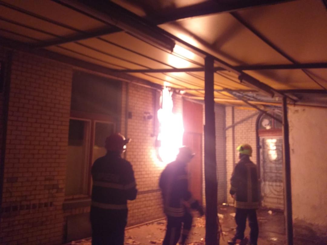 FOTO. Pericol de explozie la gara din Satu Mare. Conducta de gaz a fost cuprinsă de flăcări