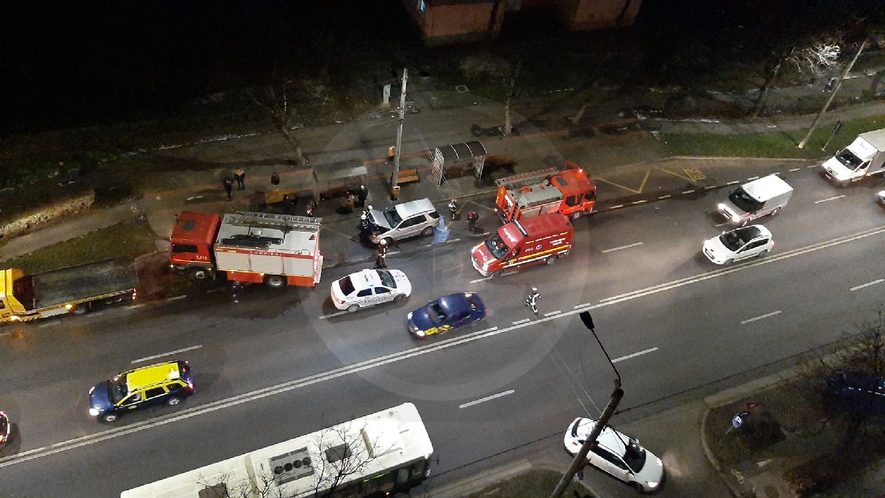 FOTO/VIDEO. Mașină cuprinsă de flăcări într-o parcare din municipiul Satu Mare