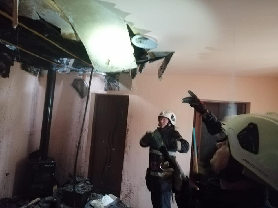 FOTO. Incendiu la o casă din Terebești. Au intervenit pompierii