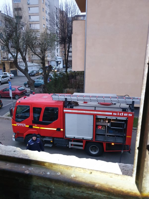 FOTO. Incendiu la o fostă centrală termică. Intervin pompierii