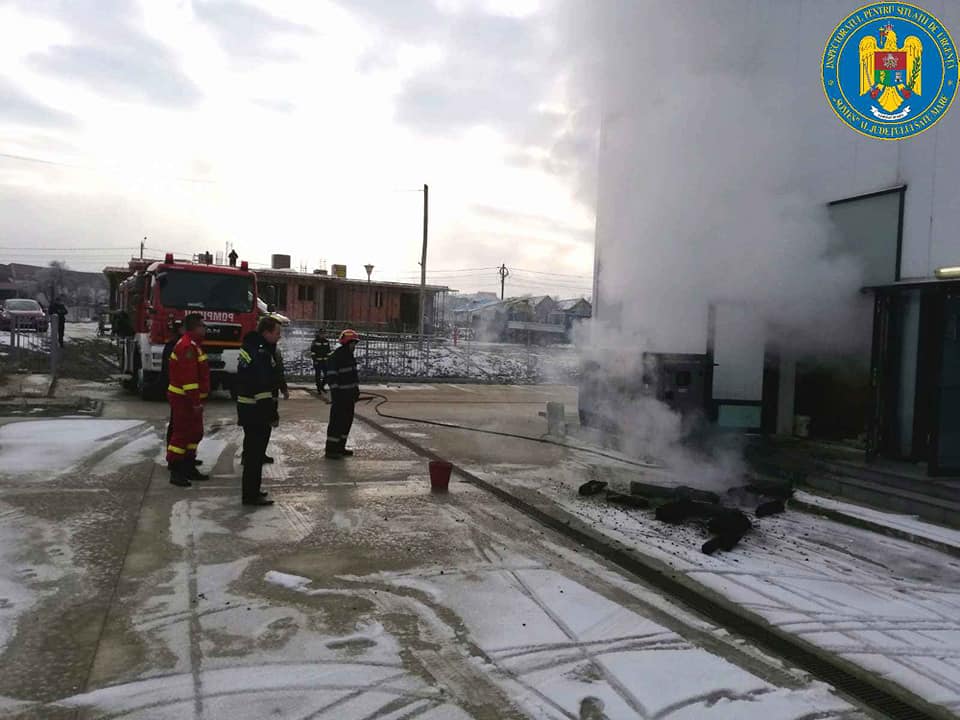 FOTO. Instalația sălii de sport, inaugurată ”pompieristic” de PSD la Racșa, a luat foc!