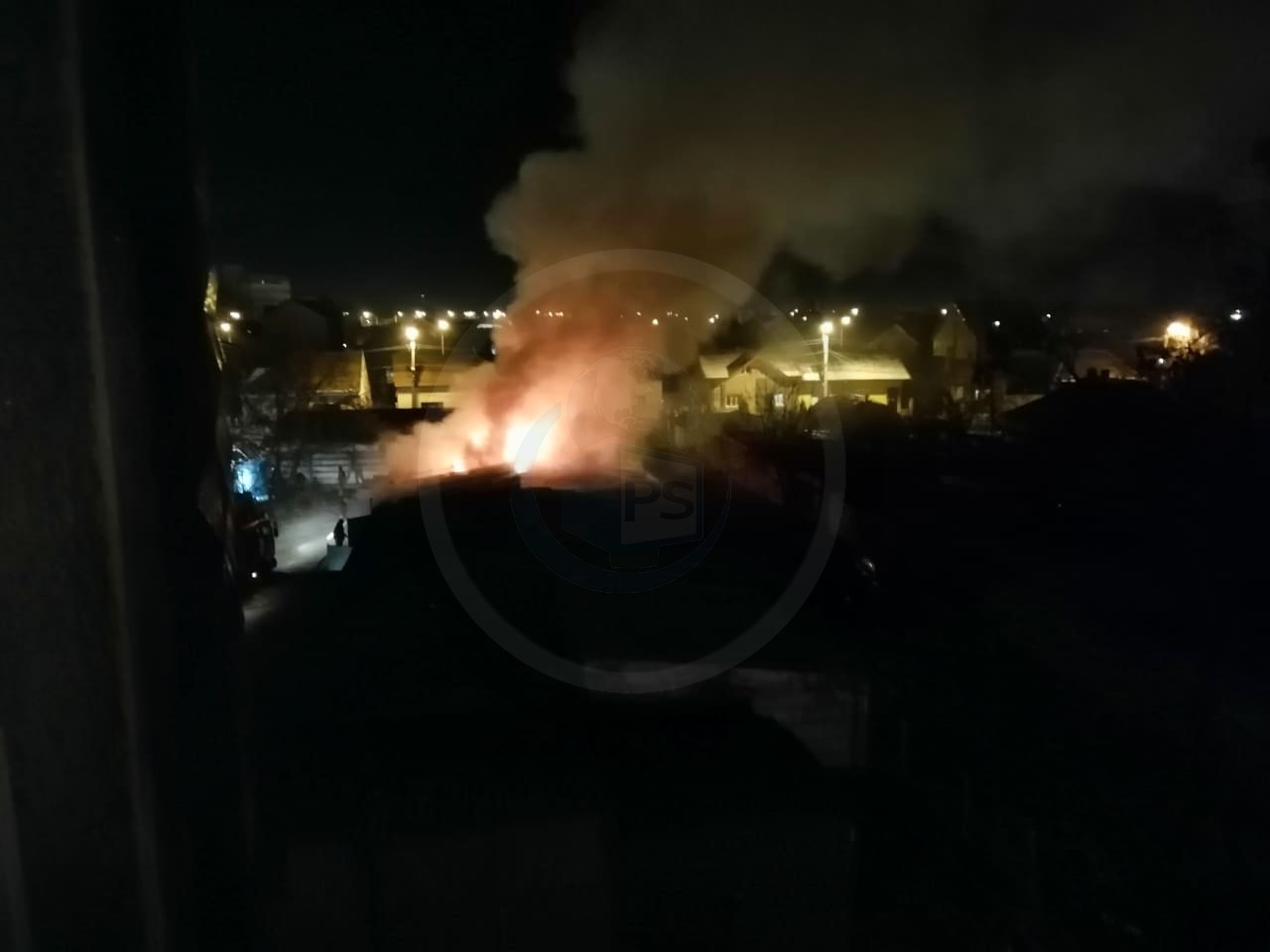 FOTO/VIDEO. Incendiu la garaje auto din Satu Mare. Cauză probabilă: artificii!