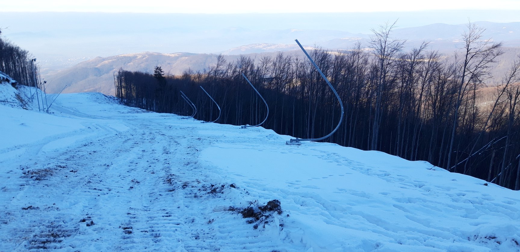 Pârtia de la Luna Șes, pregătită pentru deschidere. Se fac ultimele exerciții de siguranță și salvare