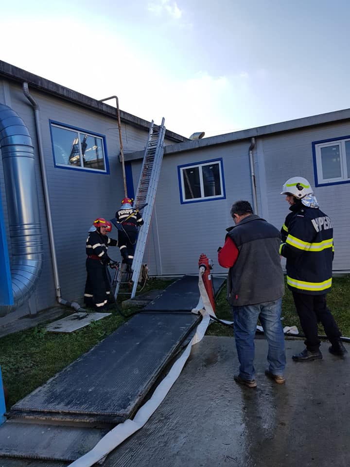 FOTOGALERIE. Incendiu cu victimă la o fabrică de mobilă din Ardud (exercițiu)