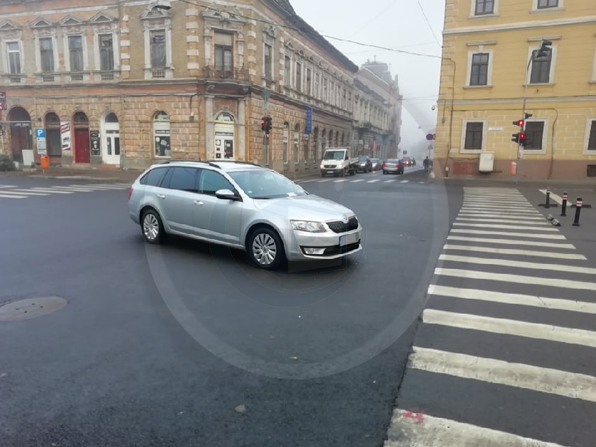 FOTO. Mașină ajunsă în mijlocul unei intersecții, din centrul Sătmarului!