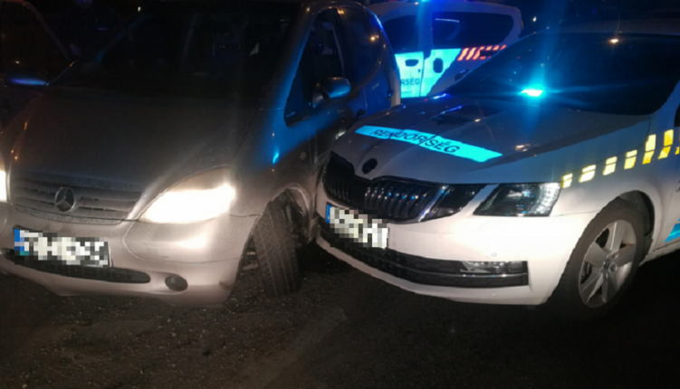 FOTO. Româncă reținută de polițiștii din Ungaria. S-a oprit doar după ce a lovit mașina poliției