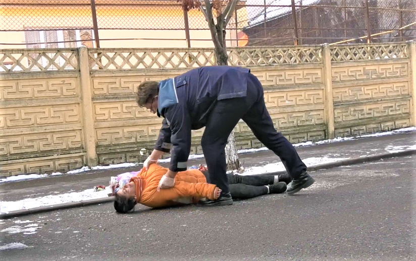 VIDEO. Femeie căzută pe șosea, în municipiul Satu Mare! Salvată de un polițist