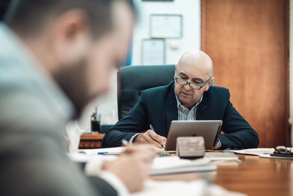 Prefectul județului Satu Mare, Radu Bud, depistat pozitiv la COVID. Și a ascuns public totul