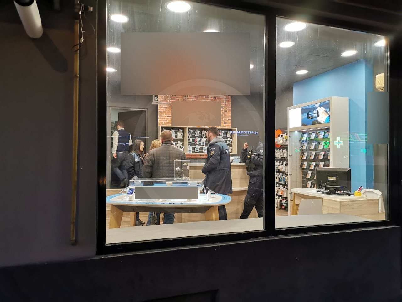 FOTO. Scandal cu poliție la reprezentanța unei firme de telefonie din Centru