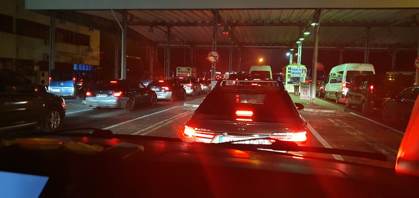 FOTO. Cod roșu la vama Petea. Șoferii așteaptă la cozi kilometrice