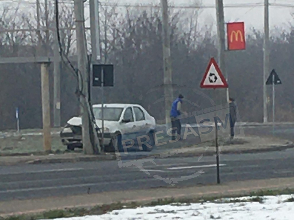 FOTO. Un vârstnic s-a oprit cu mașina din sens direct în stâlp, în municipiul Satu Mare