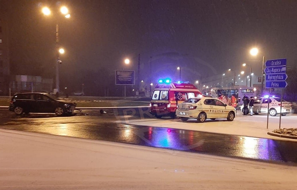 FOTO/VIDEO. Accident în sensul fără sens din Satu Mare. Impact între două mașini