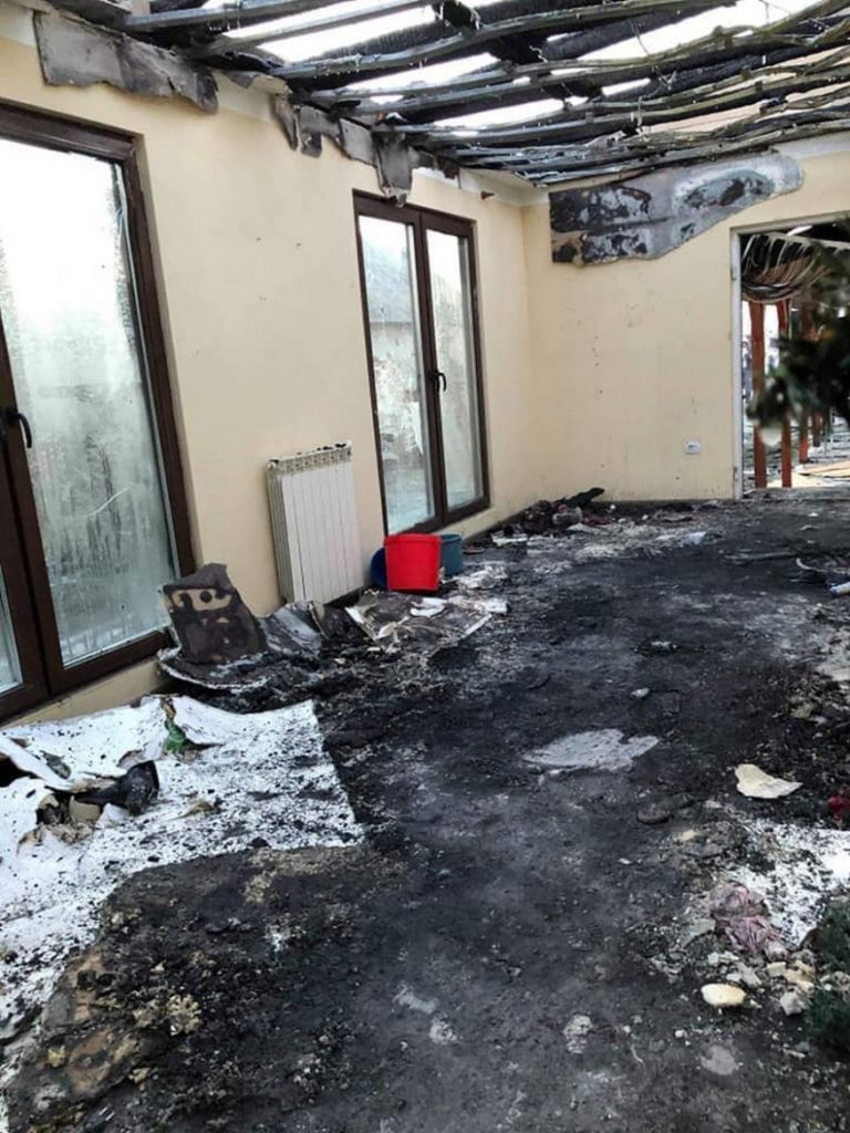 FOTO. TRAGEDIE. O familie, cu o fetiță, a rămas fără casă! Haideți să îi ajutăm!