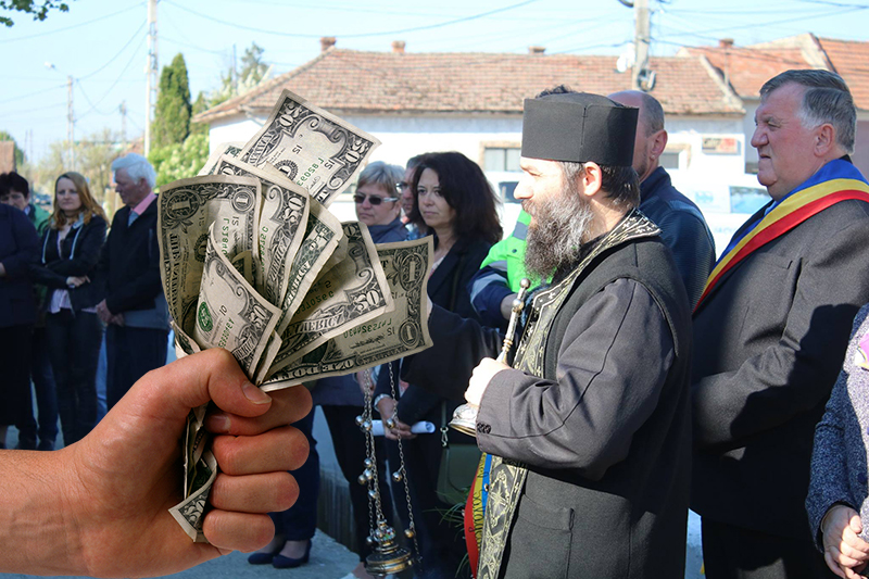Ca-n Evul Mediu! Parohia Ortodoxă Beltiug pune bir pe membrul de familie!