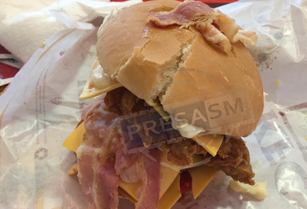 FOTO. Eroare de asamblare: burger în bătaie de joc la mall, în Satu Mare