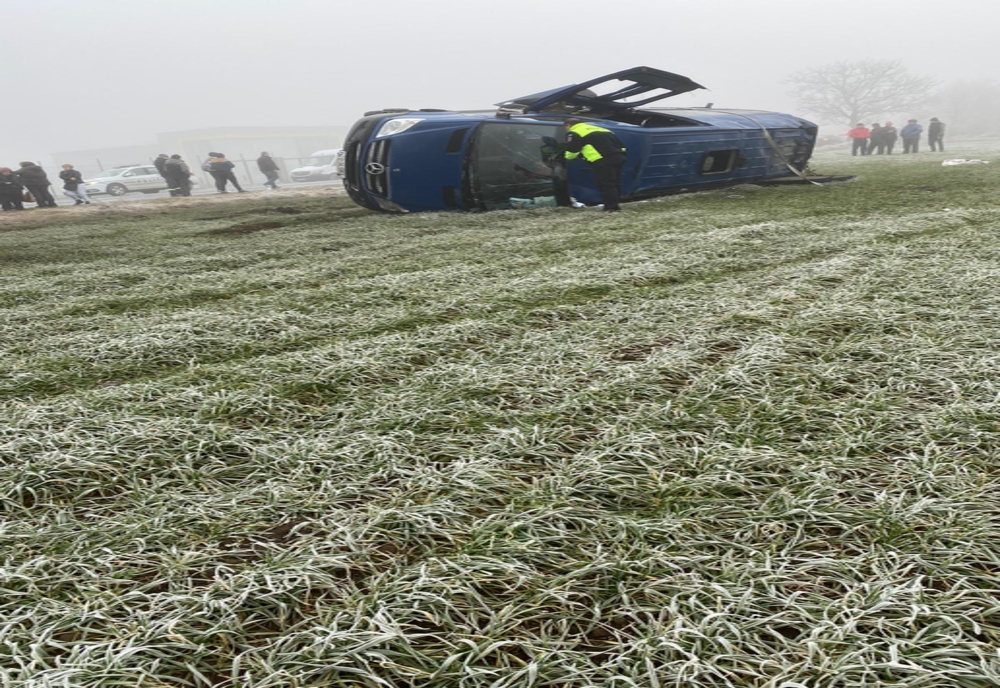 FOTO/VIDEO. Doi morți și 16 răniți în România! Un microbuz s-a răsturnat pe câmp