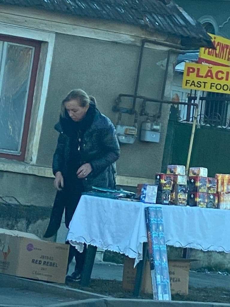FOTO. Fostă consilieră a Vioricăi Dăncilă, fotografiată în timp ce vindea petarde la o tarabă