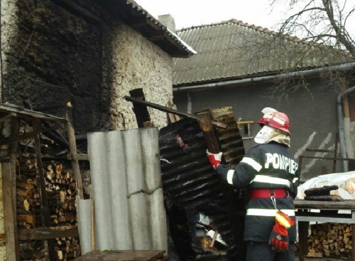 INCENDIU. A vrut să își afume cârnații, dar și-a afumat casa
