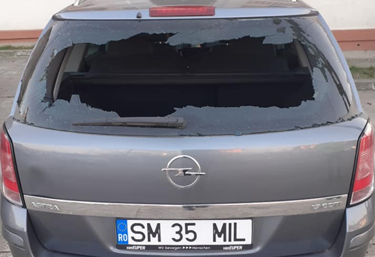 FOTO. Mașină avariată de explozia unei petarde, în județ. Se caută vinovații!