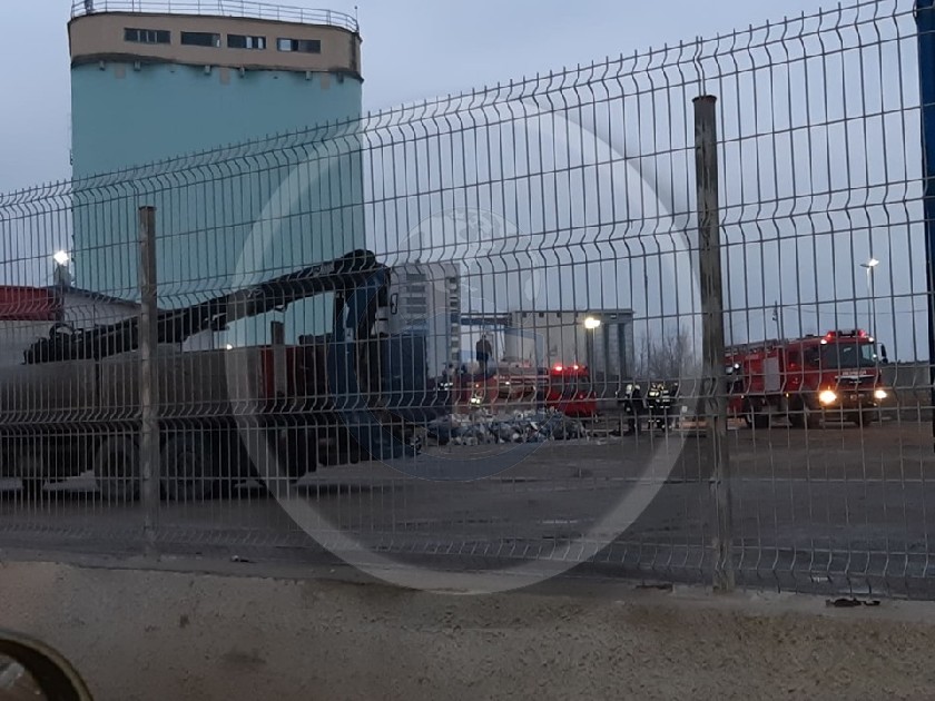 FOTO. Incendiu la un camion de transport gunoi. Intervin pompierii