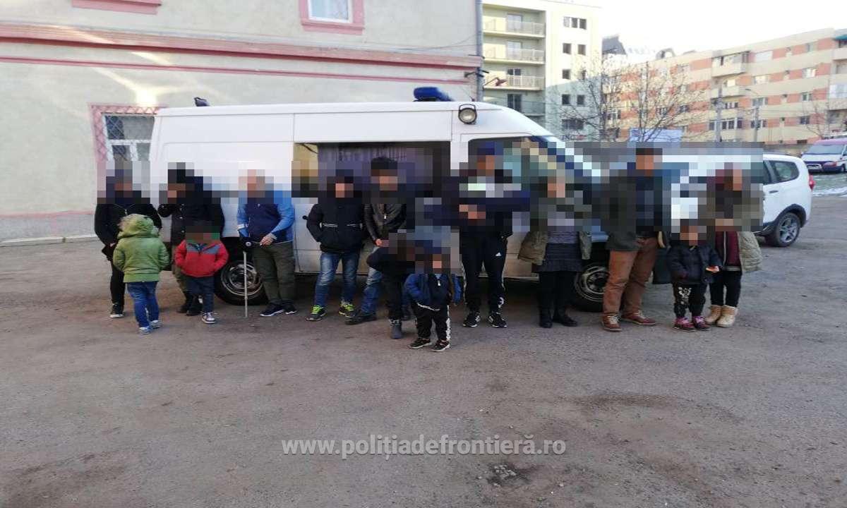 FOTO/VIDEO. Familii întregi de migranți (cu opt copii), reținute în județul Satu Mare