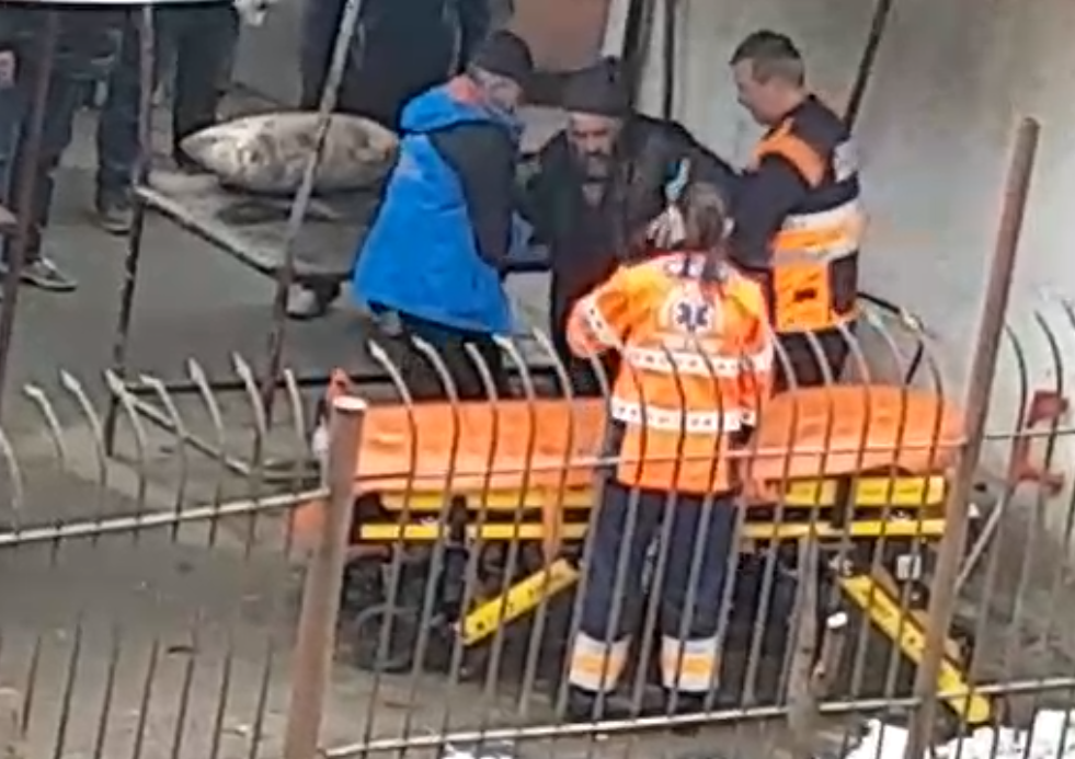 VIDEO. Bărbat salvat de la moarte, după mai multe zile, în Piața Someș din Satu Mare