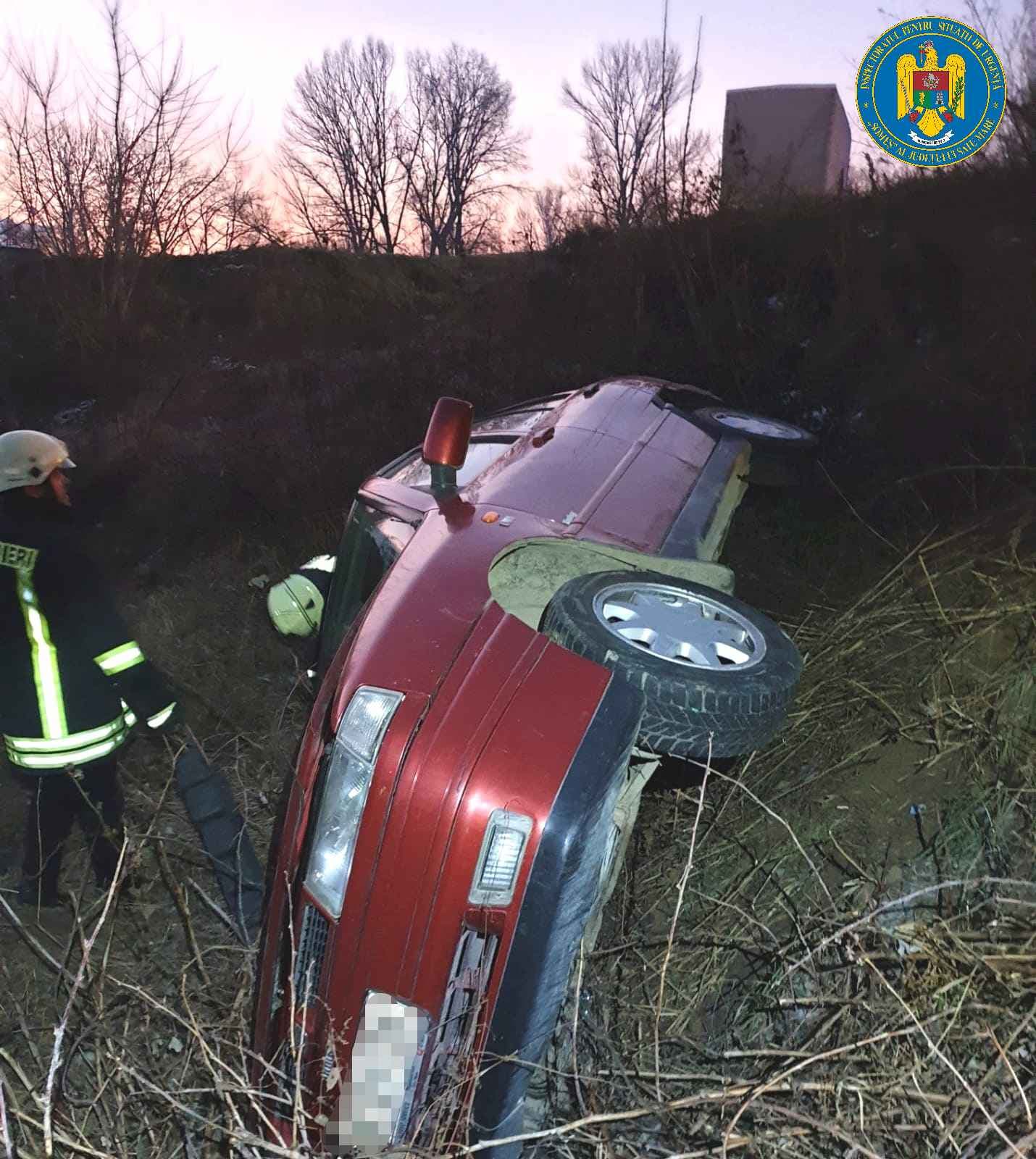 FOTO/VIDEO. Șoferița (18 ani) a scăpat nevătămată, după ce mașina a ajuns în groapă