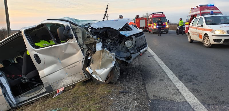 FOTOGALERIE. Plan roșu activat în județ: Multiple victime, impact între un microbuz și o mașină
