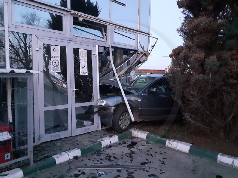 FOTO. Tânărul beat nu avea nici permis și a furat mașina! Putea să omoare pe cineva