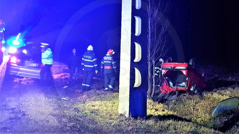 FOTO. Mașină răsturnată în județul Satu Mare. Două victime preluate de SMURD