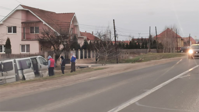 FOTO. Impact între un microbuz și un BMW. Microbuzul a ajuns în șanț