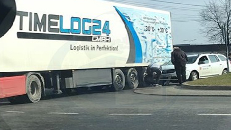 FOTO. Un TIR și o mașină nu încap în sensul de la Crinul. Accident pe Drumul Careiului