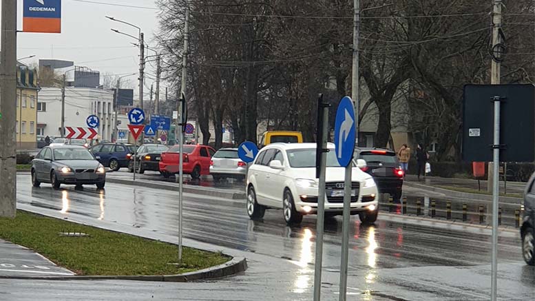 FOTO. Accident în sensul giratoriu de la Shopping City, pe Drumul Careiului