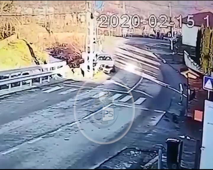 VIDEO. Accident surprins LIVE în județul Satu Mare. Puștan de 18 ani a ajuns cu mașina în parapet