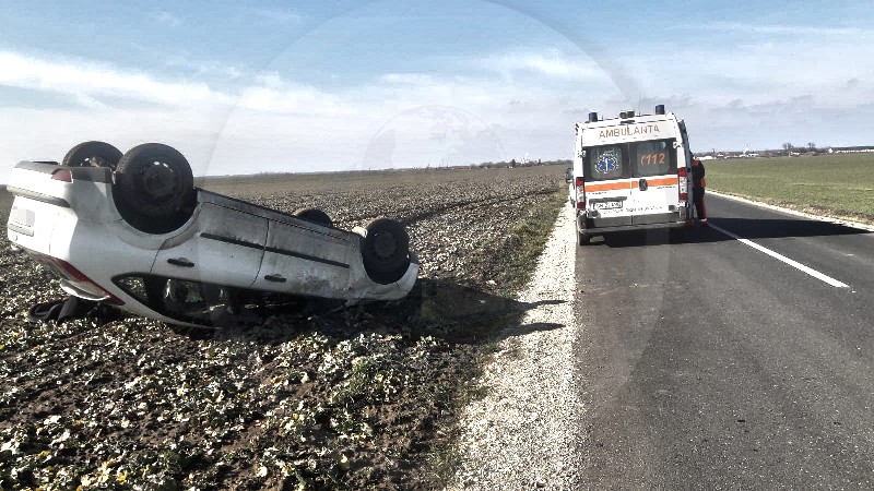 FOTOGALERIE. Un tânăr s-a răsturnat cu mașina pe câmp, în județul Satu Mare