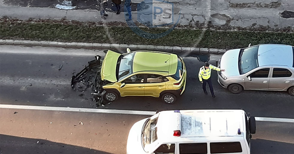 FOTO. Accident pe bulevardul Goga, din Satu Mare. Mașină făcută zob