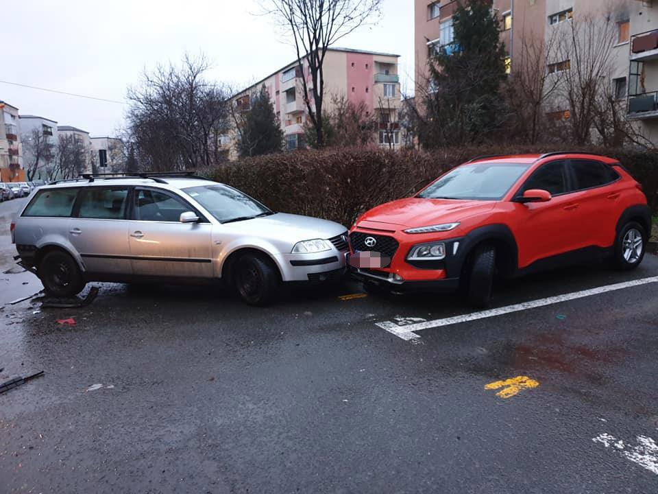 FOTOGALERIE. Mașini distruse în Micro 16 de un vitezoman. Șoferul vinovat a fugit!