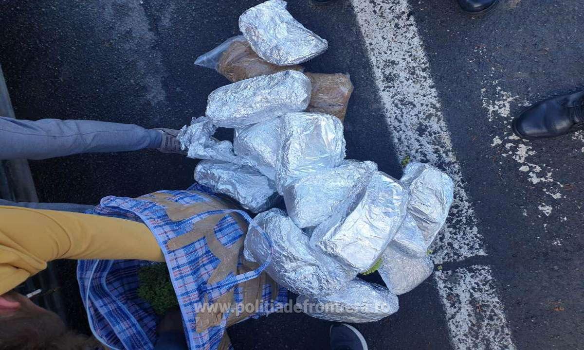 Tânăr din Maramureș, oprit la Petea. S-a ales cu un dosar penal după ce polițiștii au văzut ce are în bagaje