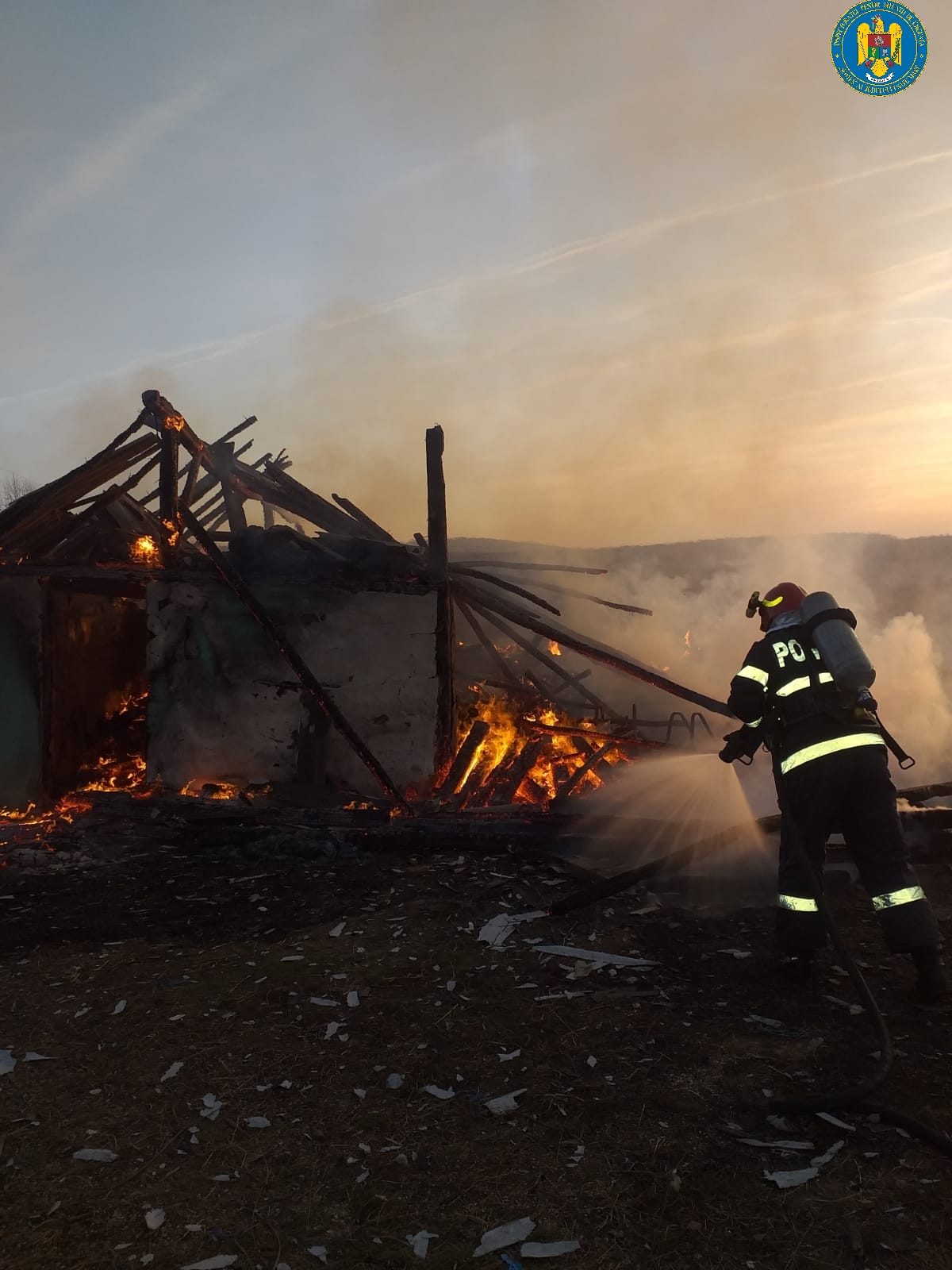 FOTOGALERIE. Incendiu în județ! Intervin pompierii, cot la cot cu localnicii