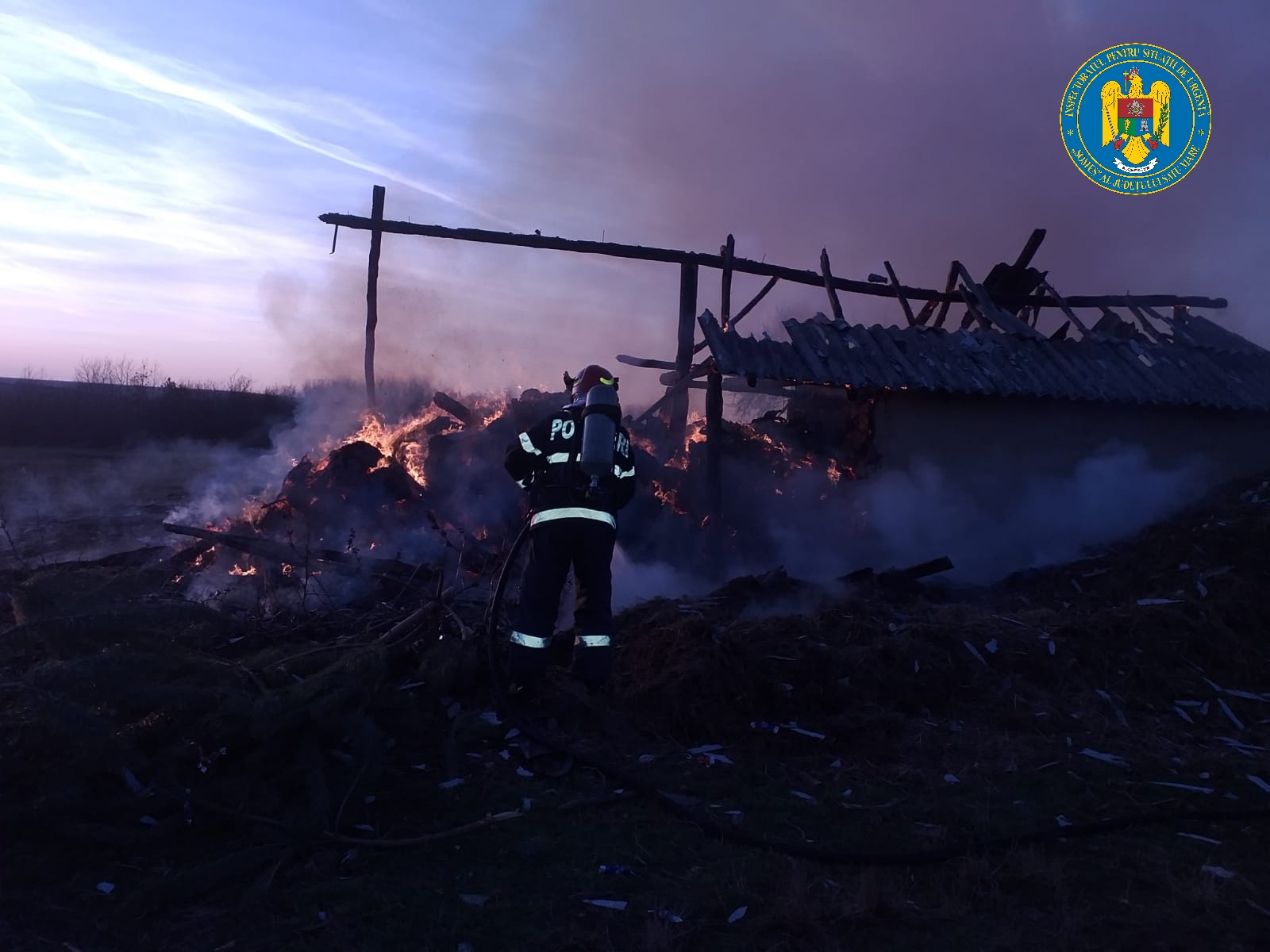 FOTO. Un fumător a pus pompierii pe jar. Tone de fân făcute scrum în județul Satu Mare