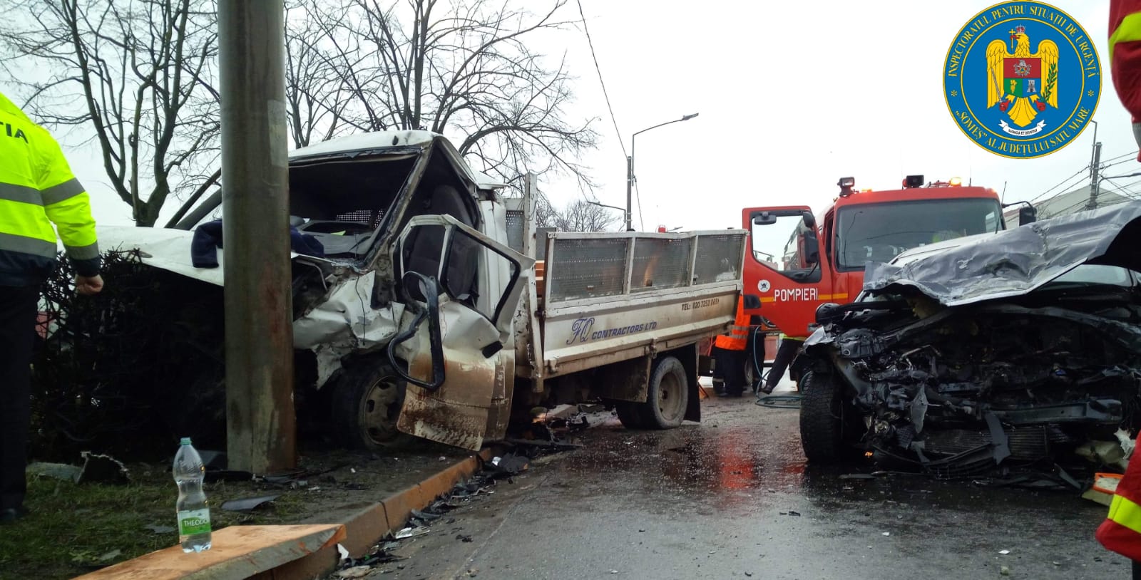 FOTO/VIDEO. Accident cu persoană încarcerată! Un vitezoman a proiectat o dubă în stâlp