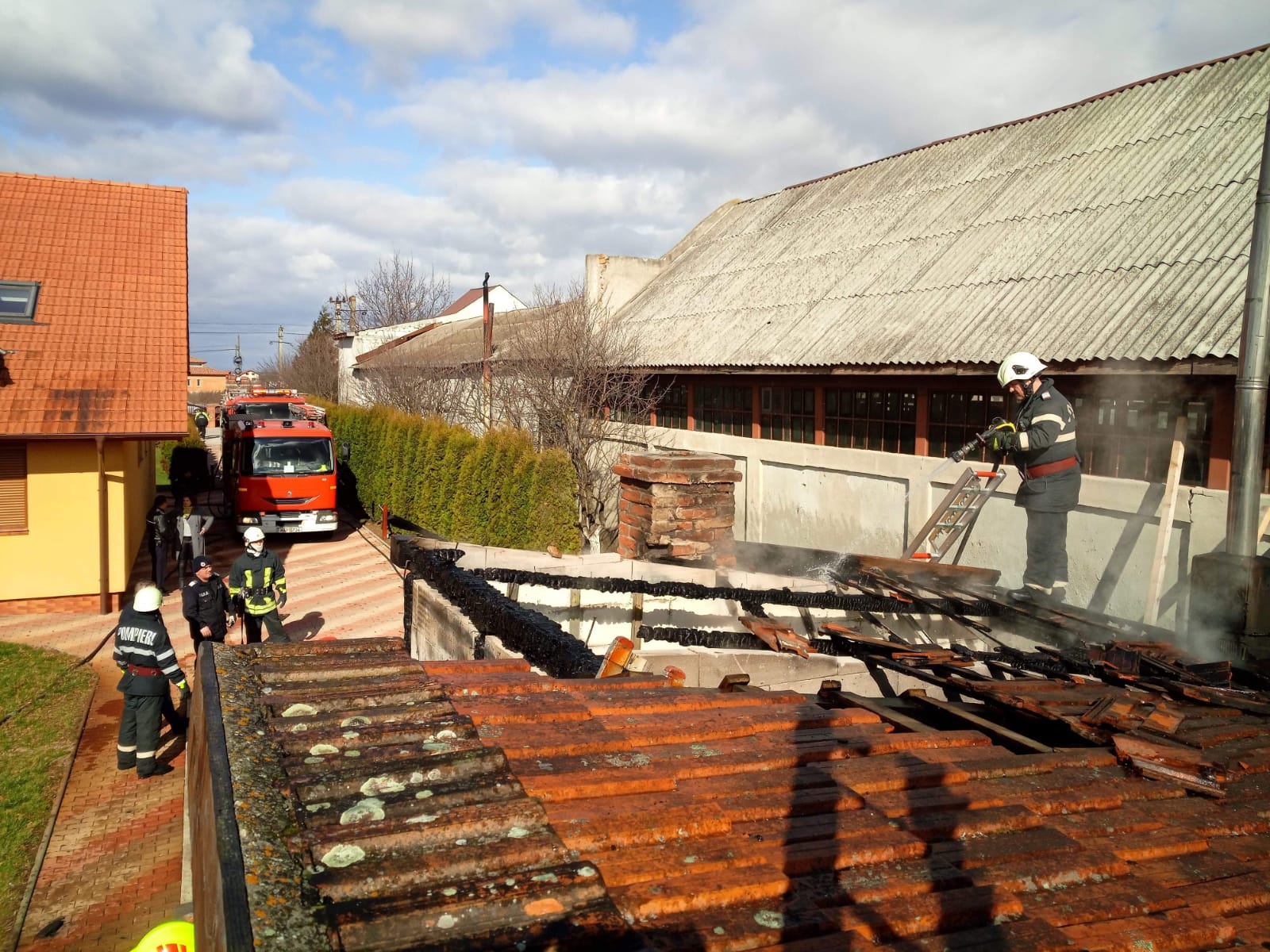 FOTO. Incendiu lângă hala unei firme din județ! Pompierii intervin cu două autospeciale