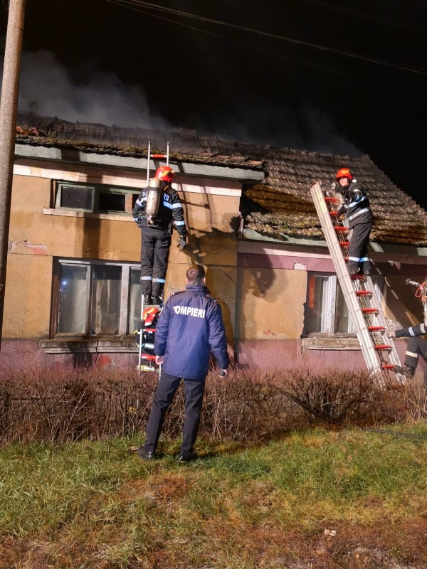 FOTO/VIDEO. Casă părăsită, adăpost de ocazie, incendiată involuntar