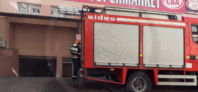 FOTO. Incendiu la un magazin alimentar din Micro 16. Intervin pompierii